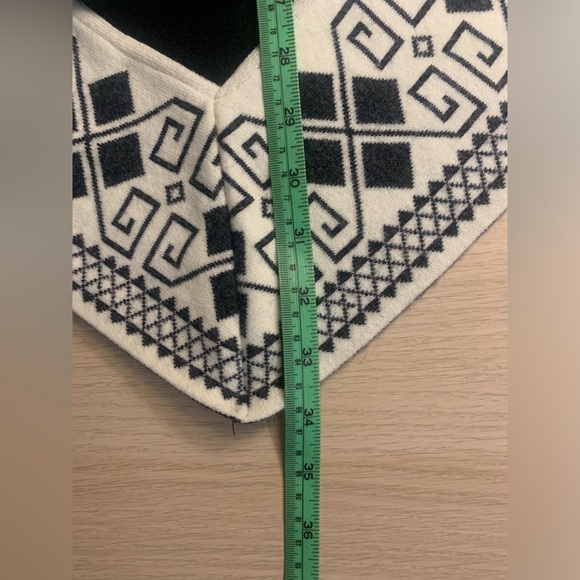 Geometric Pattern Knit Cape - Picture 5 of 5